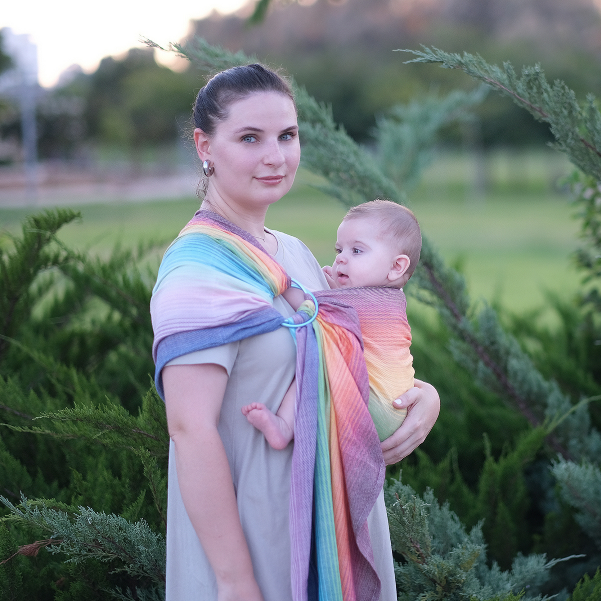 Girasol Ringsling Rainbow Dreamer Tragebild mit Baby