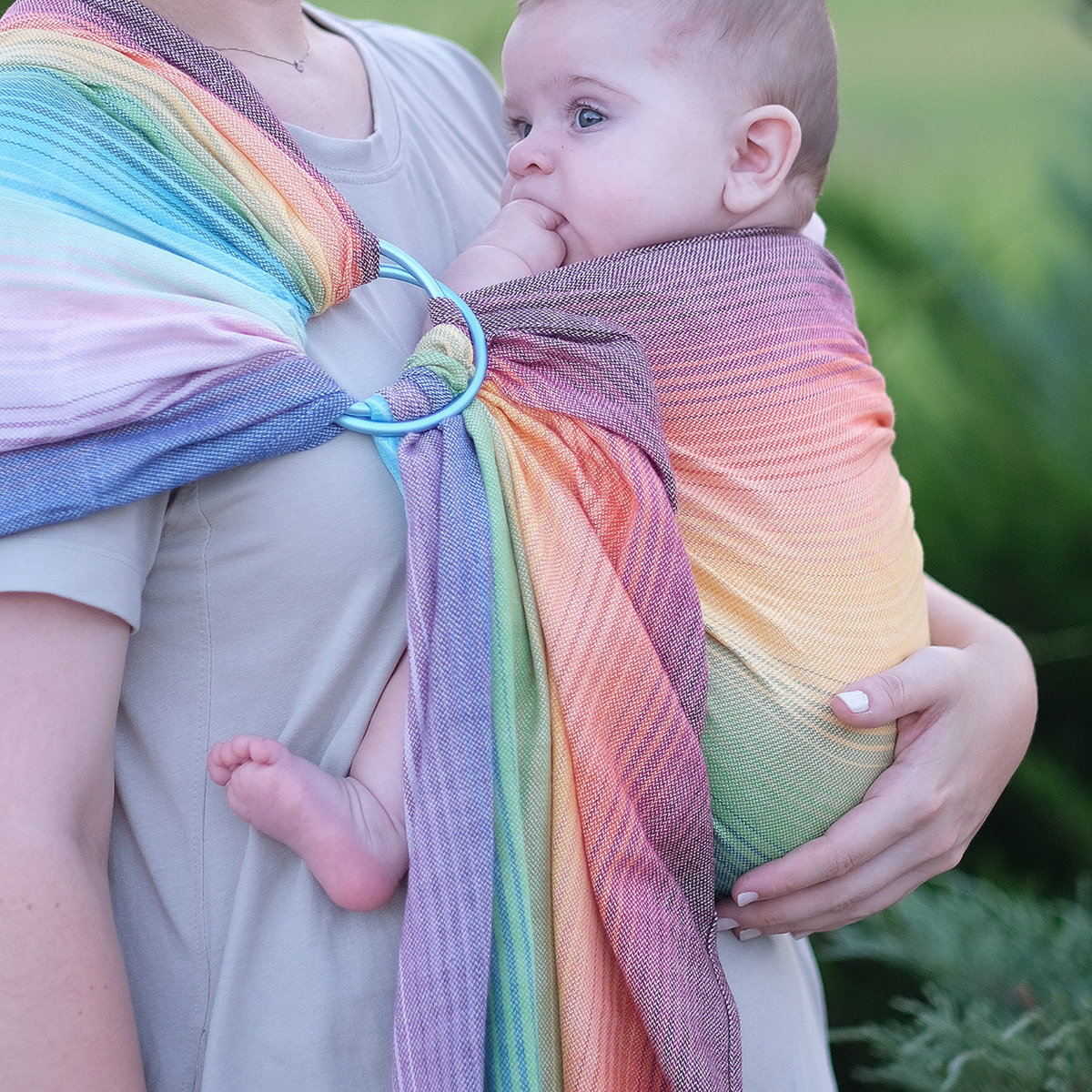 Girasol Ringsling Rainbow Dreamer Tragebild mit Baby