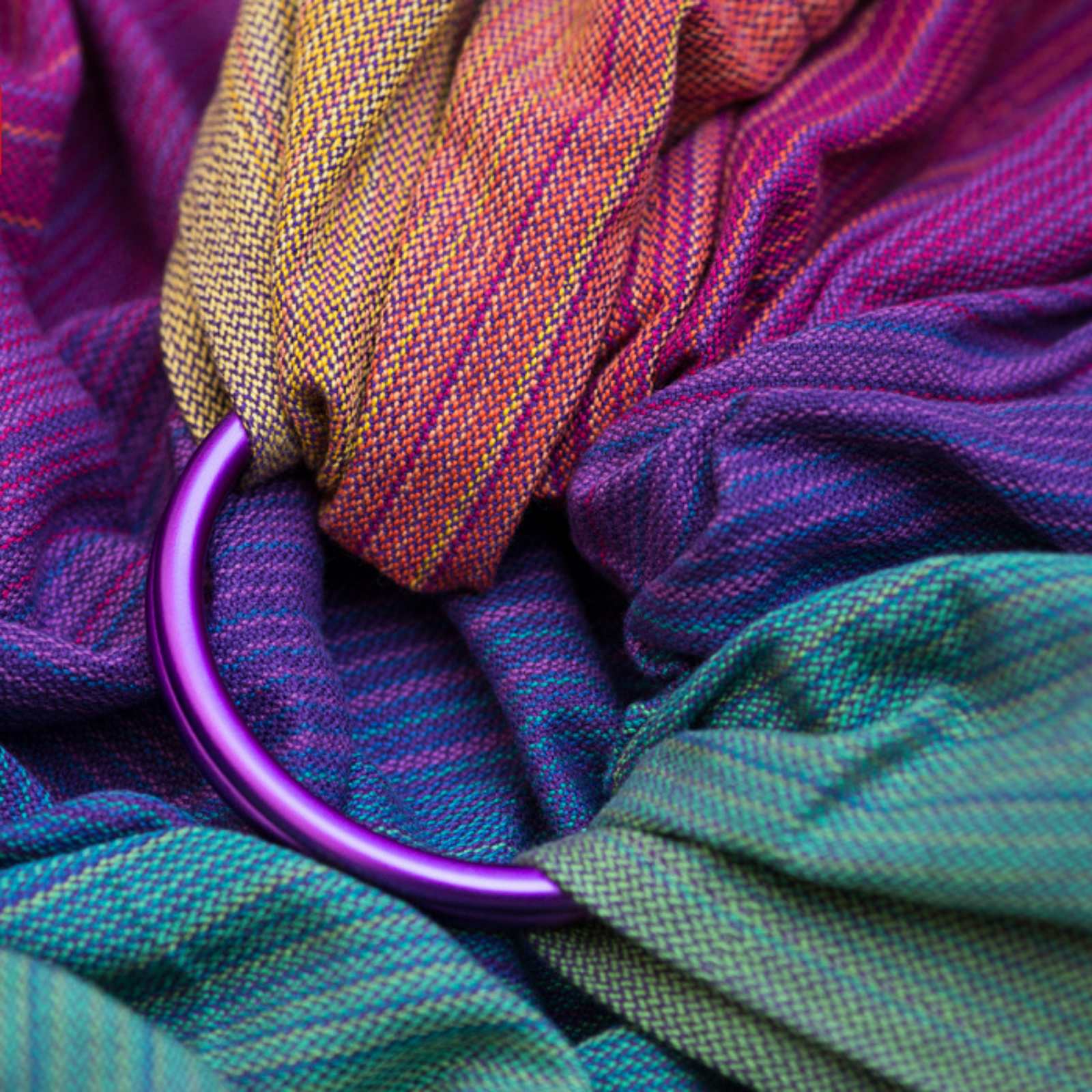 Ringsling Paradise by Risaroo von Girasol. Lila Ringe auf farbenfrohem Stoff