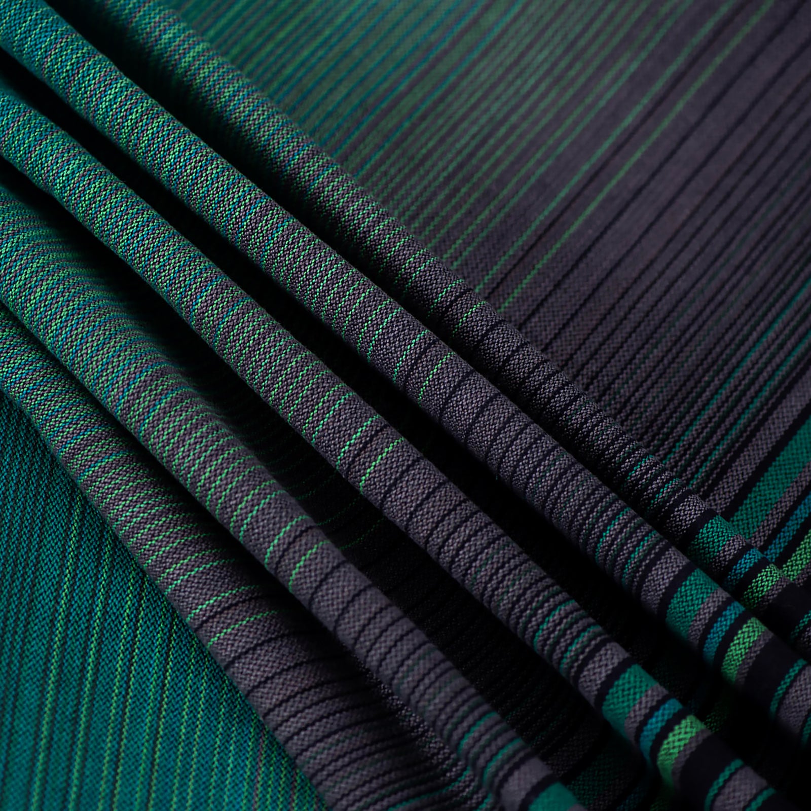 Tragebild Tragetuch Cunning Girasol mit Baby vor blühendem Busch