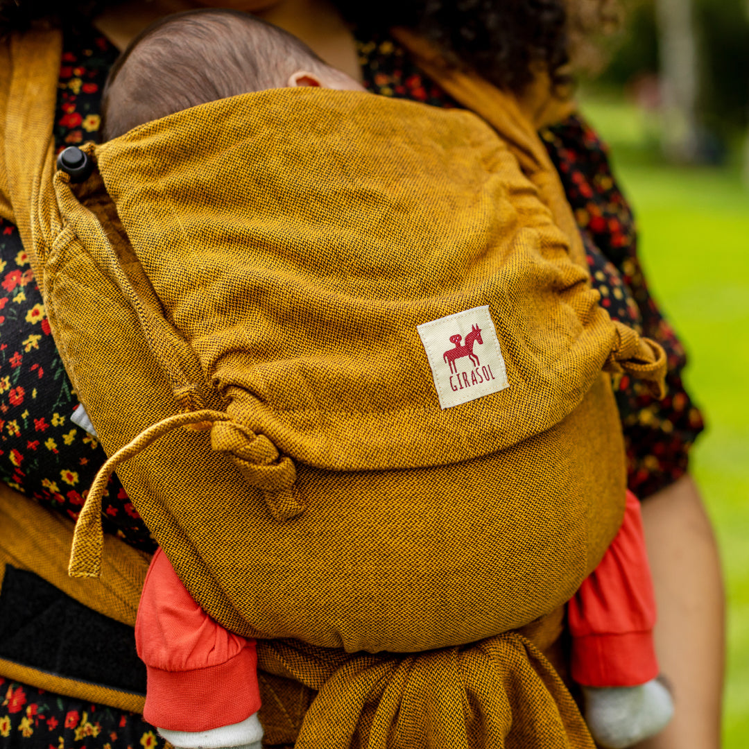 WrapMySol Camote inniges Tragebild mit kleinem Baby