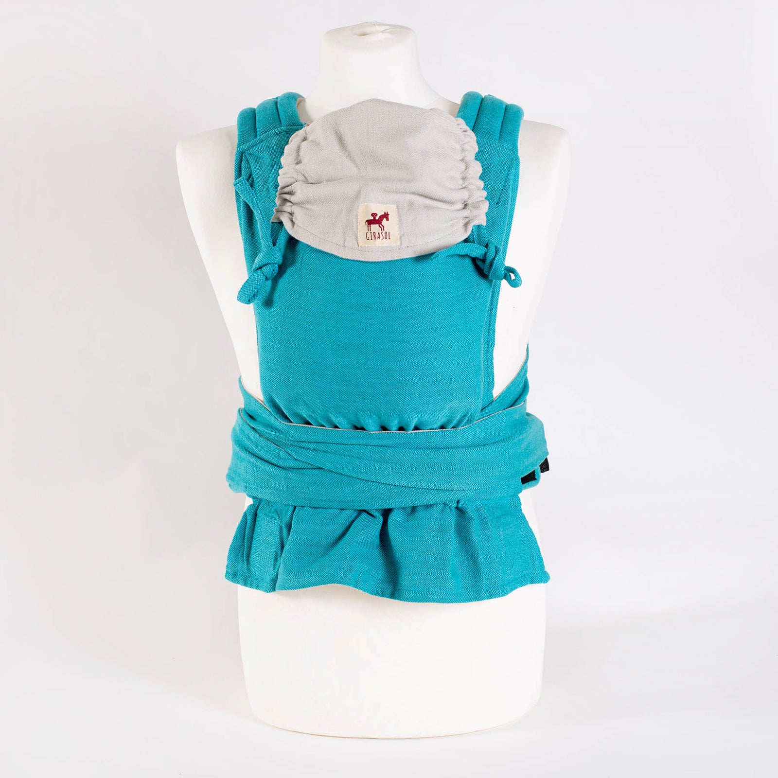 MySol Alaska Tragebild mit Kleinkind am Rücken am Meer