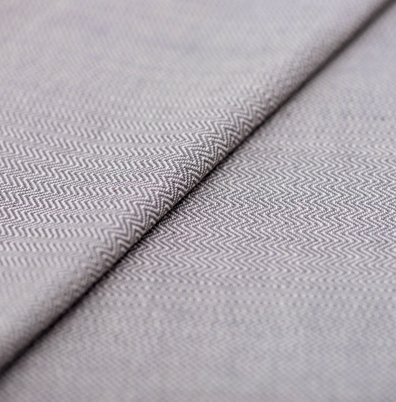 Tragetuch Grau Fischgrat von Girasol Tragebild